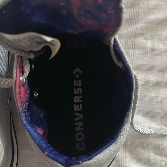 Womens sz 6 Converse low top shoes - Picture 7 of 7